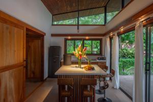 Casa Kanani AC & Garden 10 Min Walk to Playa Negra