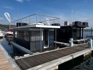 Neon Bigigio House Boat