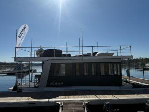 Neon Bigigio House Boat