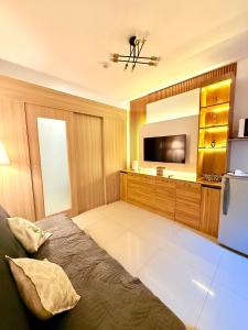 Modern Double-Sized Bed with Netflix & Pool View