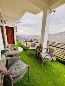 Chic Mountain Home - Peaceful Stay with Mountain & Valley View