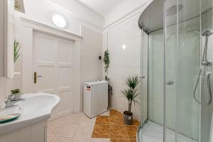 Heart of the City - spacious apartment with AC -by Astoria