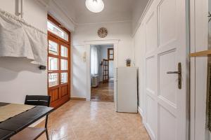 Heart of the City - spacious apartment with AC -by Astoria