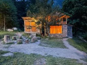 Moksha By The River,Jibhi - Banjār