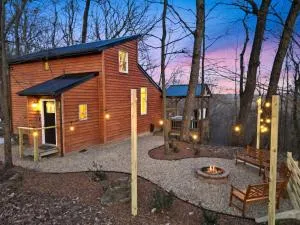 Hot tub, fireplace, fire pit, pool table, grill, EV, pets, HOA lake - Circleville