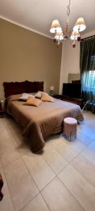Habitación con cama extragrande y vistas al jardín