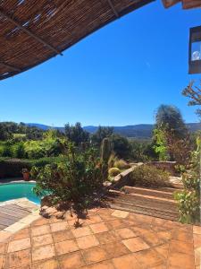 B&B / Chambres d'hotes Villa des Delices :  Chambre Familiale - Vue sur Piscine