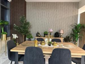 Holiday Family Friendly Apartment with Pool Access Near yass Island DABAS3