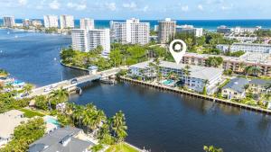 Waterfront 2BR Escape - Pool, Gym & Balcony with Intracoastal Views