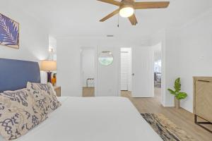 Waterfront 2BR Escape - Pool, Gym & Balcony with Intracoastal Views