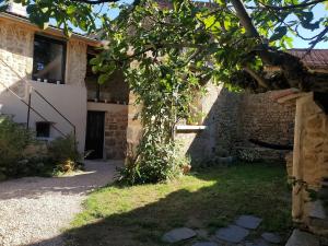 Studio de caractère independant avec cour attenante