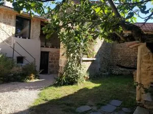 Studio de caractère independant avec cour attenante - Yzeron