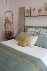 B&B / Chambres d'hotes La Petite Parenthese : Chambre Lit Queen-Size - Vue sur Piscine