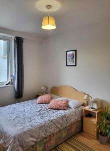 Central Stay with Free Parking Private Room in Shared Flat