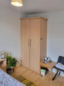 Central Stay with Free Parking Private Room in Shared Flat