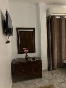 Holom Abu State House double bedroom infront of the pyramids gate with breakfast