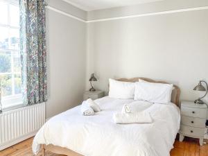 Arden Villa, sleeps 8, moments from the golden sandy beach of Ryde