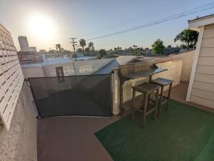 Bohemian Beach Pad with 5 beds, Patio & Non-pickup-truck Parking