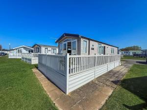 Stunning Caravan With Decking, Nearby Hunstanton Beach Ref 23232K