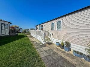 Stunning Caravan With Decking, Nearby Hunstanton Beach Ref 23232K