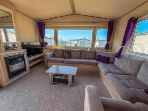Lovely 8 Berth Caravan At Manor Park, Near Hunstanton Beach Ref 23039S