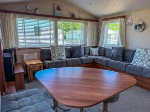 Great 6 Berth Caravan With Decking At Manor Park In Hunstanton Ref 23017B