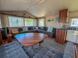 Great 6 Berth Caravan With Decking At Manor Park In Hunstanton Ref 23017B
