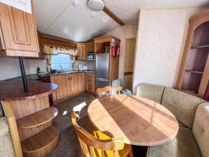 6 Berth Dog Friendly Caravan In Hunstanton, Minutes From The Beach Ref 13013L