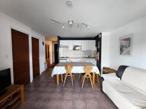 Appartements Residence Plein Soleil - Appartement plein sud avec superbe vue, balcon, parking. MAE-9004 : photos des chambres