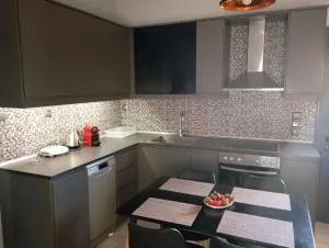 Zoe's Apartment - Pídima Kyrás