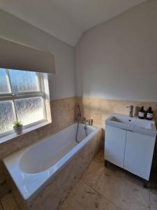 Cosy 3 Bed House Excellent Location NEC BHX HS2 Hot Tub Lazy Spa