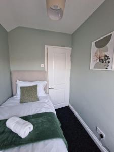 Cosy 3 Bed House Excellent Location NEC BHX HS2 Hot Tub Lazy Spa