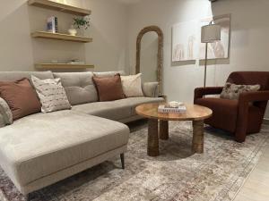 5 mins to Boulevard City Luxury Apartment