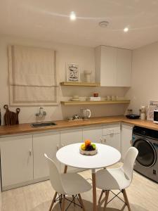 5 mins to Boulevard City Luxury Apartment