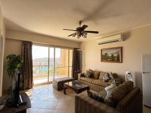 It has a very good looking view for sea and pool