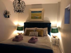 Beautiful renovated stone house for Dog friendly, Quayside location