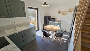 Maisons de vacances Charmante maison, entiere avec jardin et terrasse ! : Maison 2 Chambres