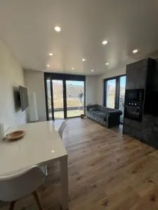 Moderne Neubau Wohnung mit Terasse - Gönnern