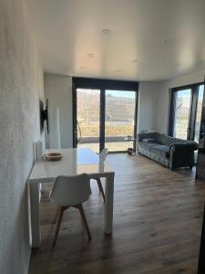 Moderne Neubau Wohnung mit Terasse