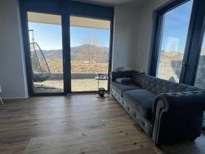 Moderne Neubau Wohnung mit Terasse