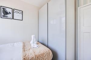 Charming Detached Bungalow - Close to Town Centre - Driveway Parking, Self-Check-In, Fast WiFi and Garden by Yoko Property