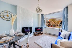 Charming Detached Bungalow - Close to Town Centre - Driveway Parking, Self-Check-In, Fast WiFi and Garden by Yoko Property