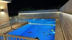 فيلا للايجار التراس سوبر لوكس قريه رمسيس اربع غرف مكيفه وثلاث حمامات ومطبخ امريكي وريسبشن مكيف وحديقة وحمام سباحة خاص - ‘Izbat al ‘Ulā