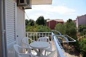 Apartments Danica with balconies & garden, 3 min walk to the beach