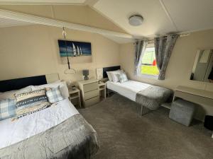 Fantasy Island Resort - The Pearl, with Hot Tub - Coastal Caravan Breaks