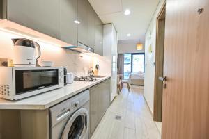 Charming Studio Retreat with a Private Balcony, Just 10 Minutes from the Heart of the City