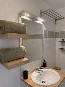 Suite Eden Spa, Apparthôtel bien être , Patio de standing barbecue - TV XL CinéSport, Lit Q-Size, Wifi, P-Gratuit en Résidence