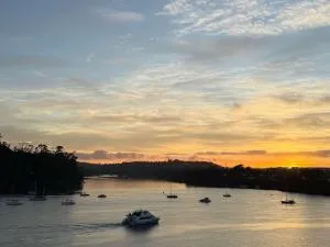 Catalina Bay 2BR Work-Friendly w Balcony Views - Kumeu