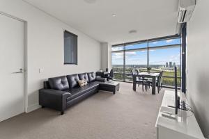 Luxury Retreat 2BR with Stunning Harbour Bridge & City Views