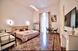 Zimmer mit Kingsize-Bett und Balkon